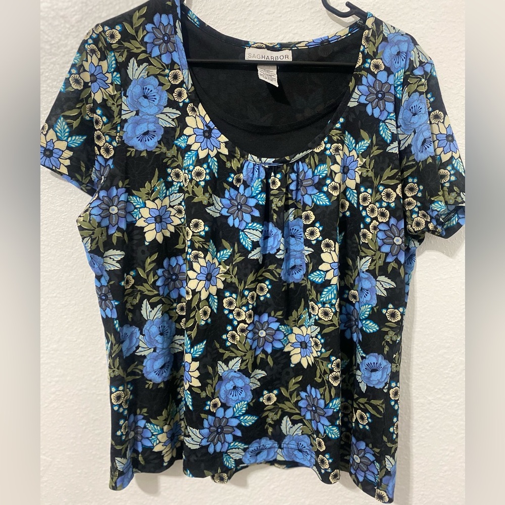 Sag Harbor Black Short-Sleeve Floral Tee with Blue & Cream Flowers